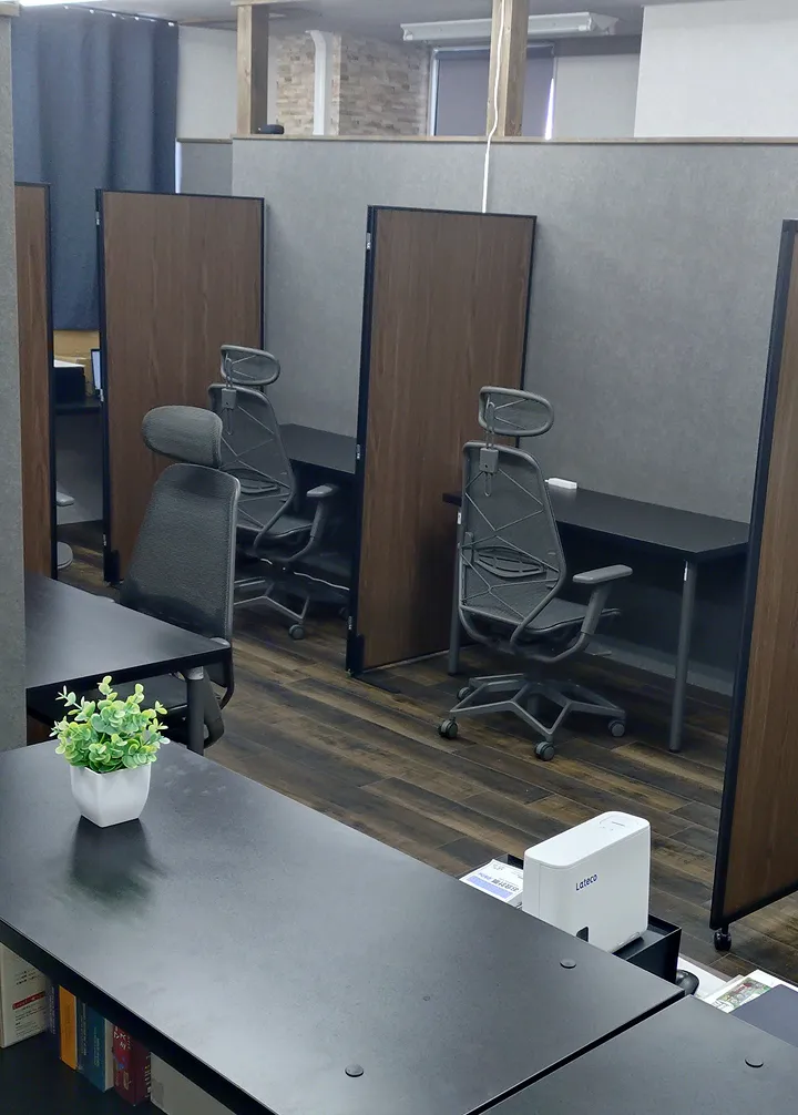 新安城駅から徒歩3分。黒を基調とし落ち着いた雰囲気のあるコワーキングスペースMIKOSHIYAの店内